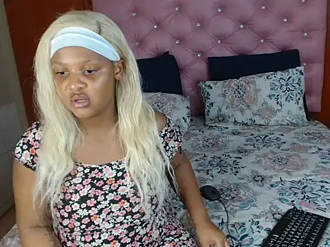 Snapshot of HotAssQueen chatting on October 19, 2025, 6:54 pm HotAssQueen online show from October 19, 2025, 6:54 pm