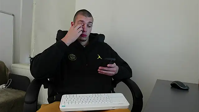 Snapshot of Ryan_Dozer chatting on November 8, 2025, 7:01 am Ryan Dozer online show from November 8, 2025, 7:01 am