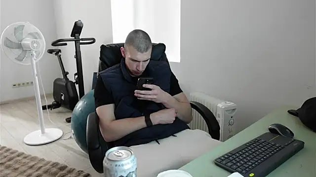 Snapshot of Ryan_Dozer chatting on May 9, 2026, 6:06 am Ryan Dozer online show from May 9, 2026, 6:06 am