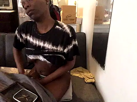 littyleesh1 online show from December 18, 2025, 2:32 pm