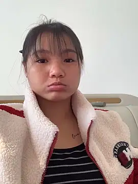 Emlyly-18 online show from December 5, 2025, 6:01 am