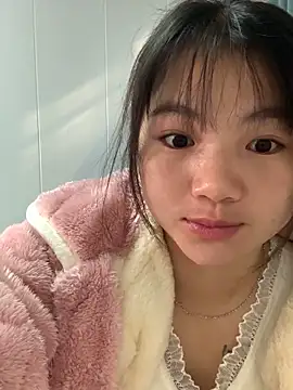 Emlyly-18 online show from November 12, 2025, 1:32 am