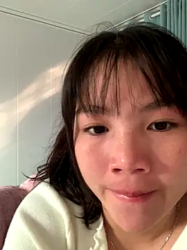 Emlyly-18 online show from November 14, 2025, 1:31 am