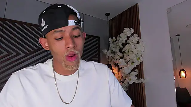 Snapshot of B_Wild chatting on December 4, 2025, 3:05 am B Wild online show from December 4, 2025, 3:05 am