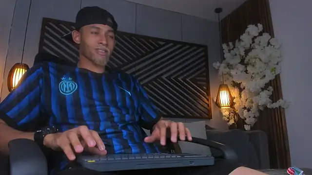 Snapshot of B_Wild chatting on October 28, 2025, 4:02 am B Wild online show from October 28, 2025, 4:02 am