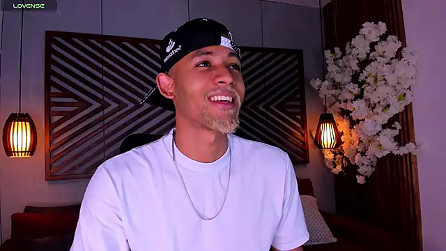 Snapshot of B_Wild chatting on November 13, 2025, 3:10 am B Wild online show from November 13, 2025, 3:10 am