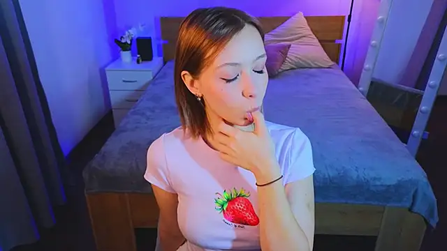 Snapshot of LumMina chatting on December 3, 2025, 1:10 pm LumMina online show from December 3, 2025, 1:10 pm