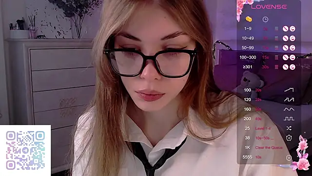 Snapshot of Leila_Vanilla chatting on December 2, 2025, 1:17 am Leila Vanilla online show from December 2, 2025, 1:17 am