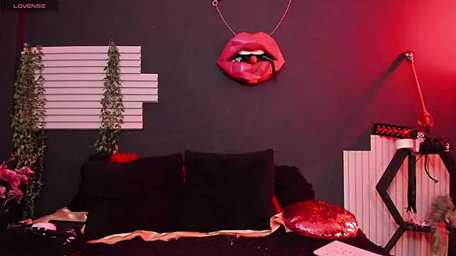 Snapshot of kinky_momm chatting on August 3, 2026, 3:18 pm kinky momm online show from August 3, 2026, 3:18 pm