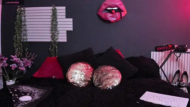 Snapshot of kinky_momm chatting on July 9, 2026, 2:49 pm kinky momm online show from July 9, 2026, 2:49 pm