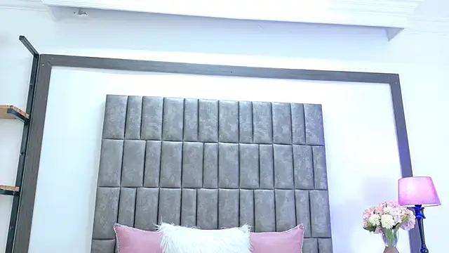 Skyler Fox  online show from February 28, 2026, 8:19 pm