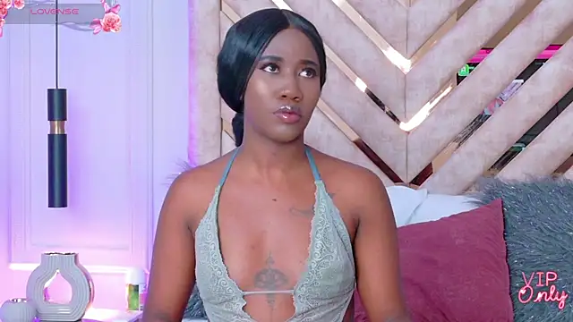 Snapshot of Rossie-Cameron chatting on February 13, 2026, 5:24 pm Rossie-Cameron online show from February 13, 2026, 5:24 pm