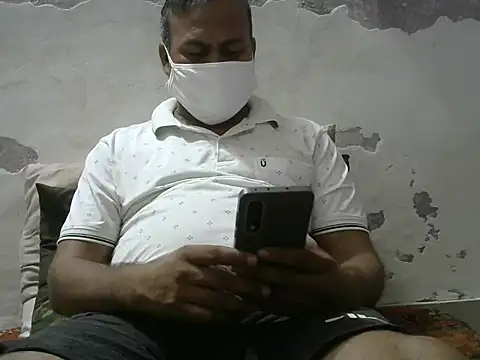 Snapshot of Famit025 chatting on March 25, 2026, 6:18 pm Famit025 online show from March 25, 2026, 6:18 pm