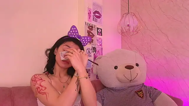 april bennett online show from November 17, 2025, 12:20 pm