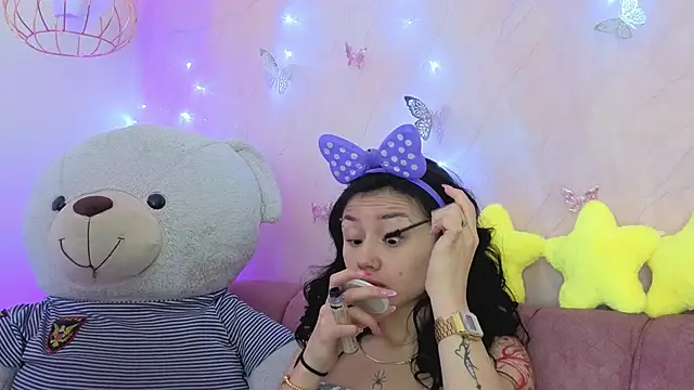 april bennett online show from December 17, 2025, 12:43 pm