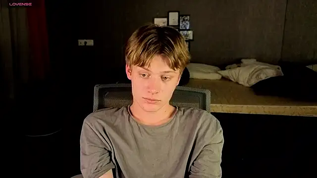 Snapshot of LouieEvans chatting on October 12, 2025, 8:10 pm LouieEvans online show from October 12, 2025, 8:10 pm