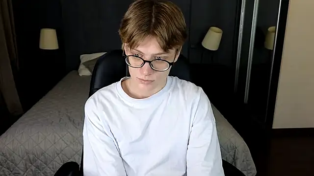 Snapshot of LouieEvans chatting on November 3, 2025, 9:18 pm LouieEvans online show from November 3, 2025, 9:18 pm