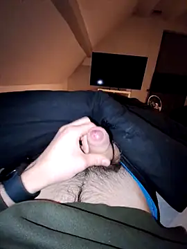 Yannikpuma online show from December 17, 2025, 4:12 pm