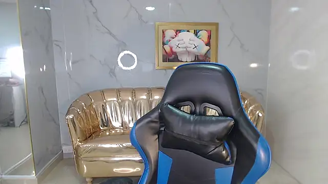 catalina5 s online show from December 19, 2025, 1:24 pm