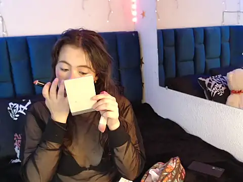 nikolle huyt online show from September 30, 2025, 9:10 pm