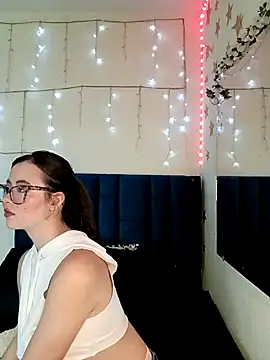 nikolle huyt online show from September 26, 2025, 9:54 pm
