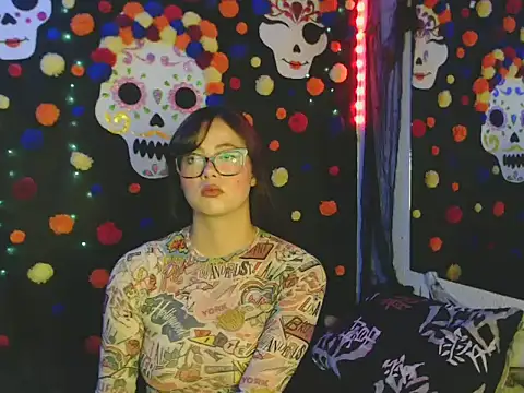 nikolle huyt online show from October 6, 2025, 9:15 pm
