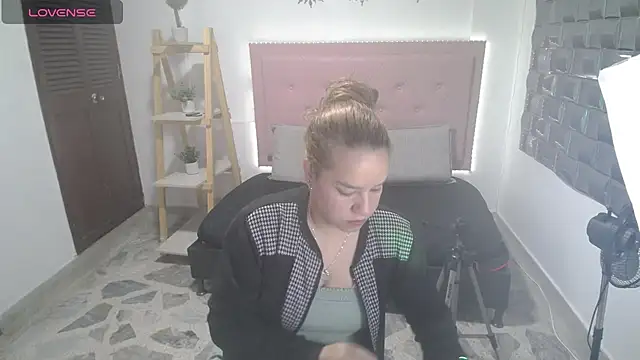 Snapshot of Dulce__Lovee chatting on December 2, 2025, 1:35 pm Dulce Lovee online show from December 2, 2025, 1:35 pm