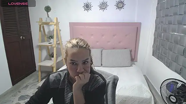 Snapshot of Dulce__Lovee chatting on November 13, 2025, 12:09 pm Dulce Lovee online show from November 13, 2025, 12:09 pm