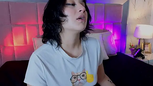 Snapshot of RobinBennett chatting on June 7, 2026, 12:43 pm RobinBennett online show from June 7, 2026, 12:43 pm