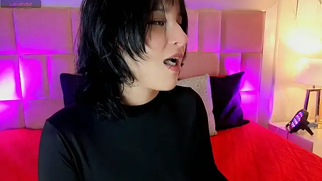 Snapshot of RobinBennett chatting on June 21, 2026, 12:44 pm RobinBennett online show from June 21, 2026, 12:44 pm