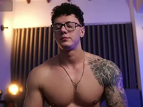 Snapshot of Thomas_Falcon chatting on October 19, 2025, 2:25 am Thomas Falcon online show from October 19, 2025, 2:25 am