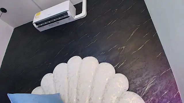 kissme luna online show from April 14, 2026, 7:19 pm