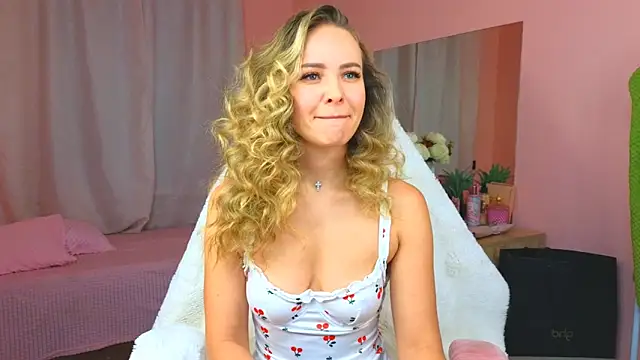 Snapshot of Hloya_Mei chatting on October 13, 2025, 12:12 am Hloya Mei online show from October 13, 2025, 12:12 am