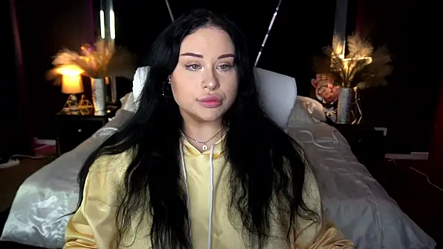 SerahMirabeli online show from November 14, 2025, 8:12 pm