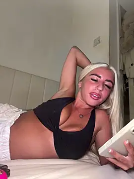 Snapshot of BlondeBetty chatting on June 10, 2026, 9:38 pm BlondeBetty online show from June 10, 2026, 9:38 pm