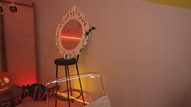 Snapshot of glowwww_ chatting on October 31, 2025, 5:09 pm glowwww online show from October 31, 2025, 5:09 pm