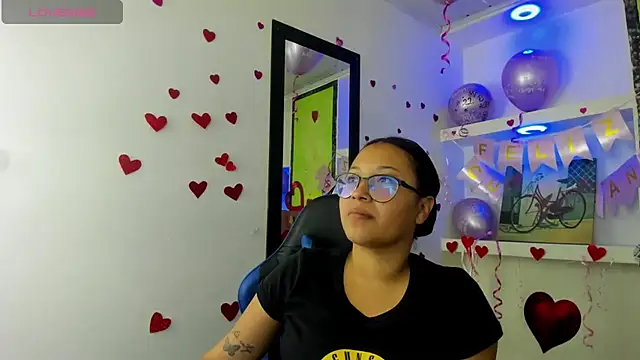 Snapshot of susan_mooree chatting on February 21, 2026, 8:33 pm susan mooree online show from February 21, 2026, 8:33 pm