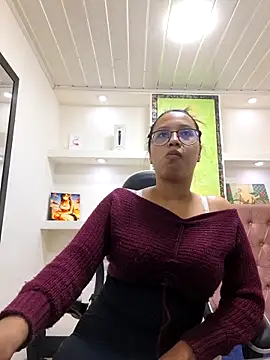 Snapshot of susan_mooree chatting on November 19, 2025, 7:25 pm susan mooree online show from November 19, 2025, 7:25 pm