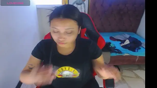 Snapshot of susan_mooree chatting on February 4, 2026, 9:21 pm susan mooree online show from February 4, 2026, 9:21 pm