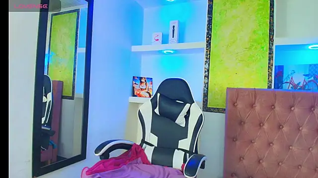 Snapshot of susan_mooree chatting on October 18, 2025, 7:49 pm susan mooree online show from October 18, 2025, 7:49 pm