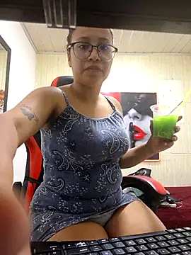 Snapshot of susan_mooree chatting on December 4, 2025, 7:24 pm susan mooree online show from December 4, 2025, 7:24 pm