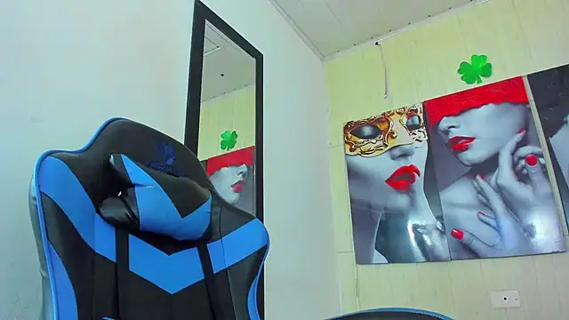 Snapshot of susan_mooree chatting on October 14, 2025, 7:25 pm susan mooree online show from October 14, 2025, 7:25 pm