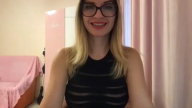 KarelliaStar online show from May 13, 2026, 3:52 pm