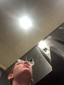 Snapshot of AllesandraLove chatting on November 10, 2025, 3:17 pm AllesandraLove online show from November 10, 2025, 3:17 pm