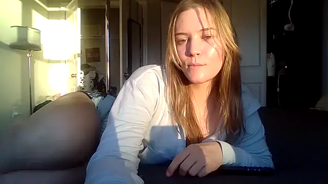 Snapshot of AllesandraLove chatting on November 13, 2025, 10:02 pm AllesandraLove online show from November 13, 2025, 10:02 pm