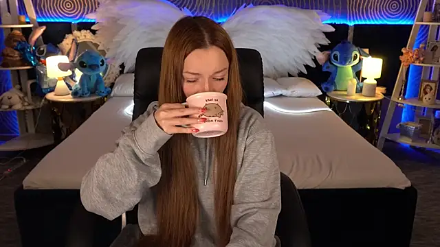 FoxyMayy online show from November 19, 2025, 2:06 pm