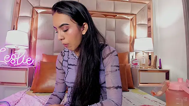 Leslie Bussh  online show from October 8, 2025, 8:09 pm