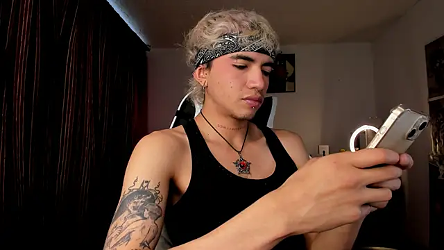 Snapshot of guynextdo0r chatting on October 22, 2025, 8:30 pm guynextdo0r online show from October 22, 2025, 8:30 pm