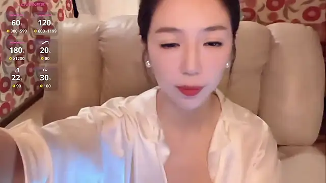 miss-lin online show from October 6, 2025, 1:12 pm