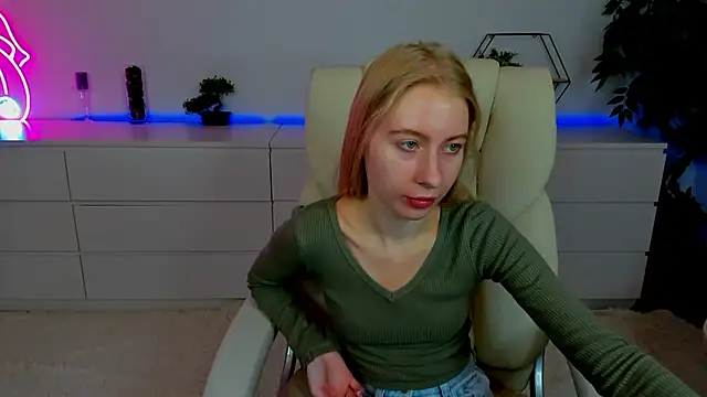 Snapshot of Alina_Blonde chatting on October 16, 2025, 5:38 am Alina Blonde online show from October 16, 2025, 5:38 am